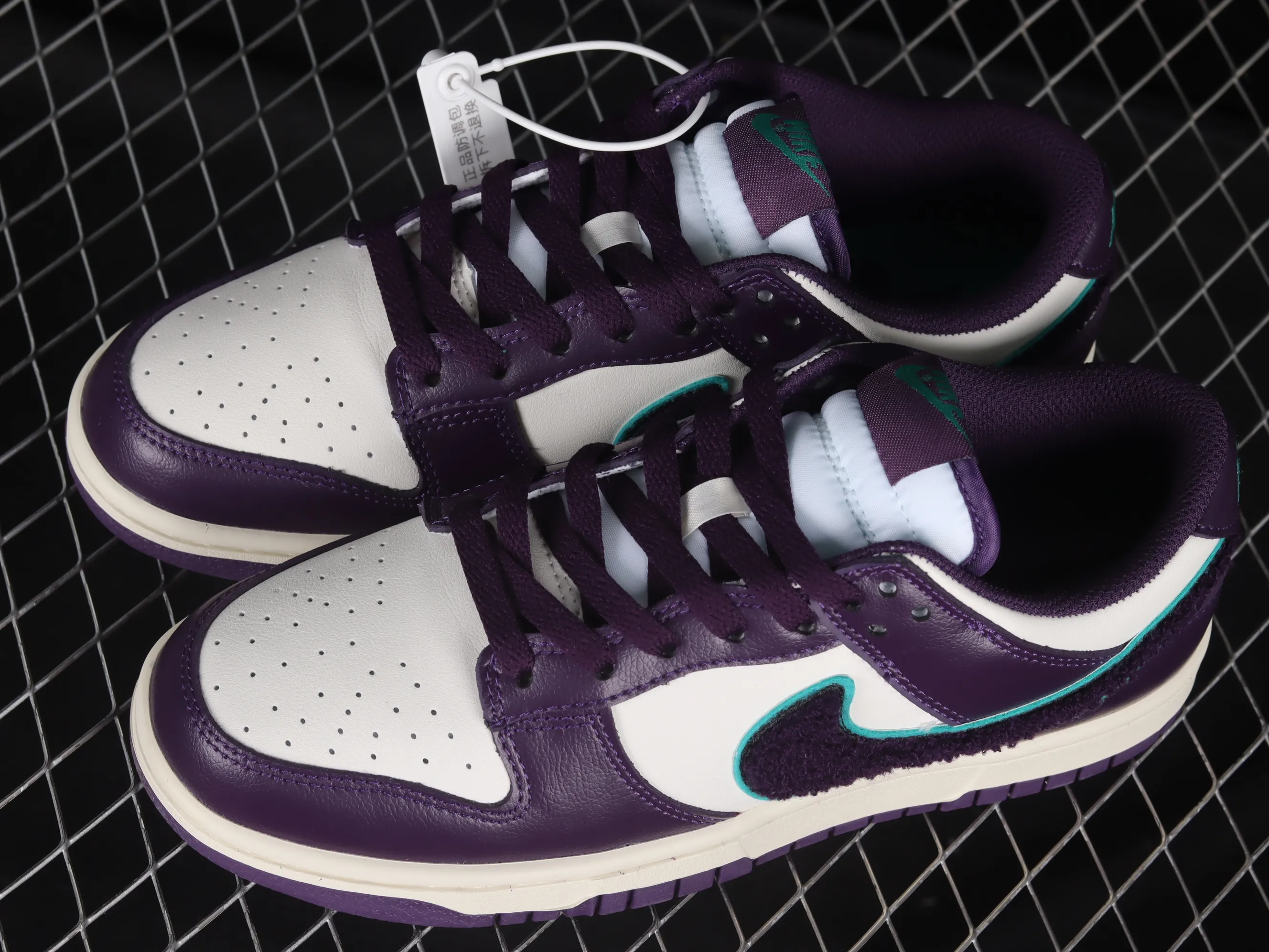 All categories Nk SB Dunk Series Nk SB Dunk Low low-top sneakers Cost-effective version Nk SB Dunk Low "Chenille Swoosh" Chenille SB low-top sports and leisure sneakers DQ7683-100